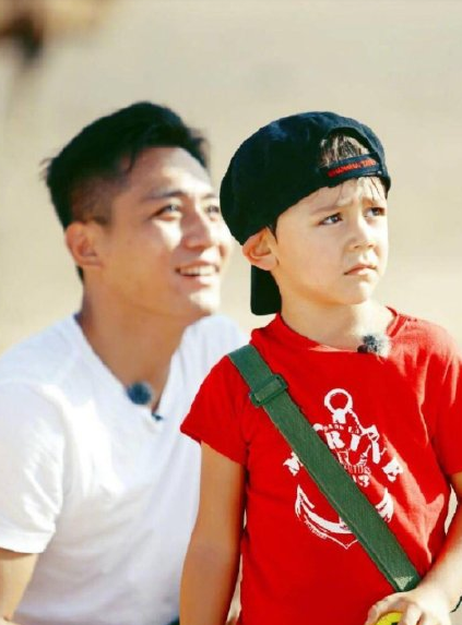 诺一|刘烨接儿子放学，诺一被老师留堂，老父亲趴窗外偷拍自侃狗仔超逗