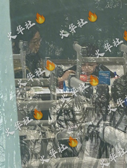 诺一|刘烨接儿子放学，诺一被老师留堂，老父亲趴窗外偷拍自侃狗仔超逗