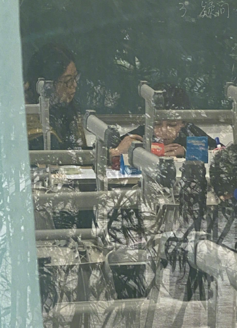 诺一|刘烨接儿子放学，诺一被老师留堂，老父亲趴窗外偷拍自侃狗仔超逗
