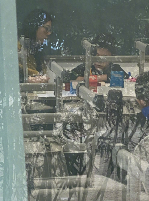 诺一|刘烨接儿子放学，诺一被老师留堂，老父亲趴窗外偷拍自侃狗仔超逗