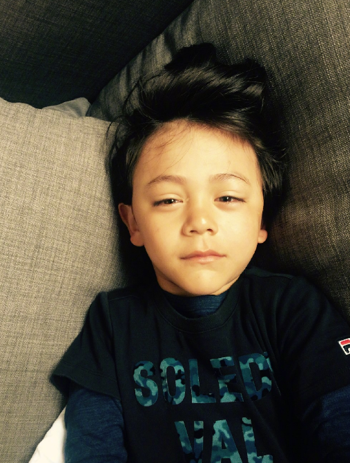 诺一|刘烨接儿子放学，诺一被老师留堂，老父亲趴窗外偷拍自侃狗仔超逗