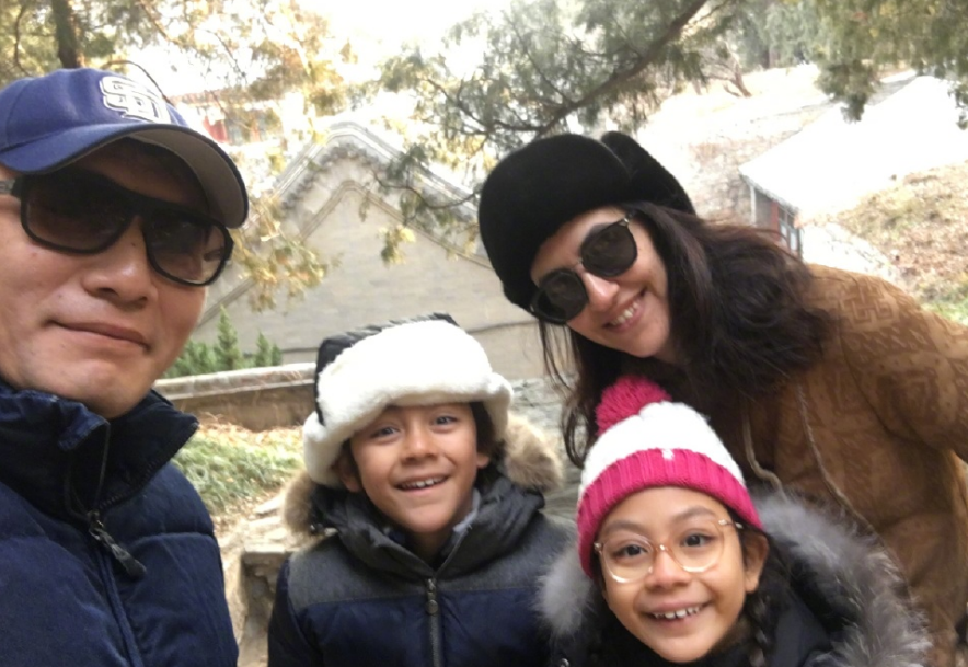 诺一|刘烨接儿子放学，诺一被老师留堂，老父亲趴窗外偷拍自侃狗仔超逗