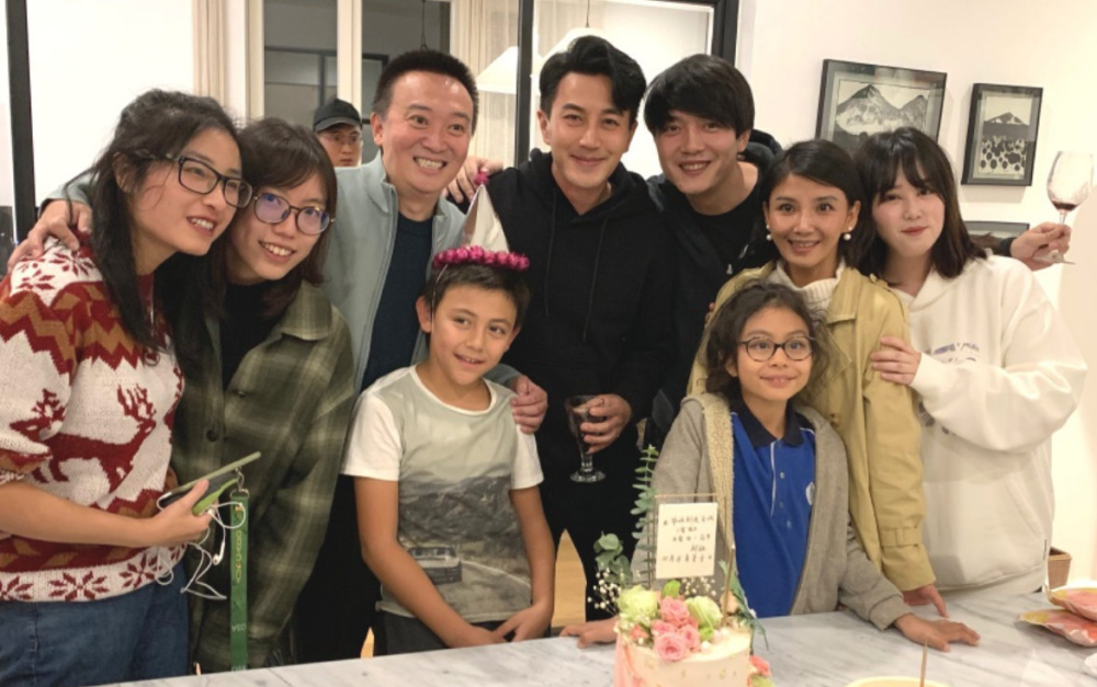 诺一|刘烨接儿子放学，诺一被老师留堂，老父亲趴窗外偷拍自侃狗仔超逗