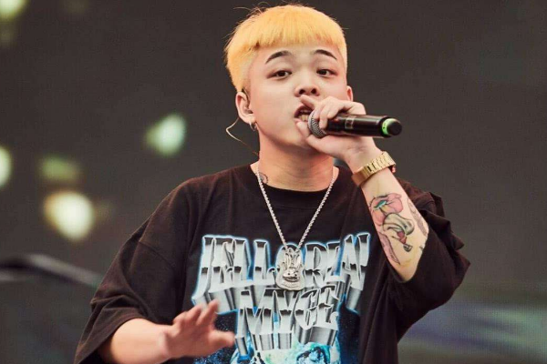 中国新说唱|中国新说唱决赛落幕，李佳隆夺冠却备受质疑：只会唱情歌和电音？