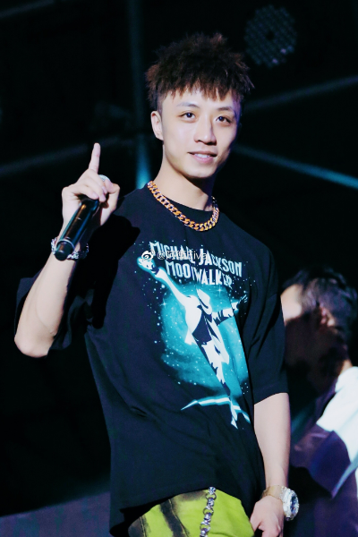 中国新说唱|中国新说唱决赛落幕，李佳隆夺冠却备受质疑：只会唱情歌和电音？