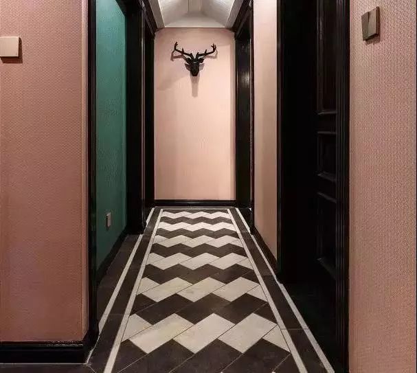 空间给人的压抑感觉的作用,这种铺贴方法特别适合用在室内过道走廊