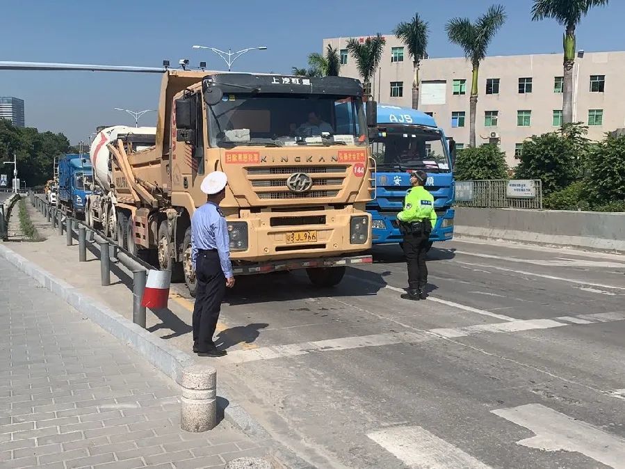 凡在深圳市範圍內行駛的泥頭車 必須靠右行駛!