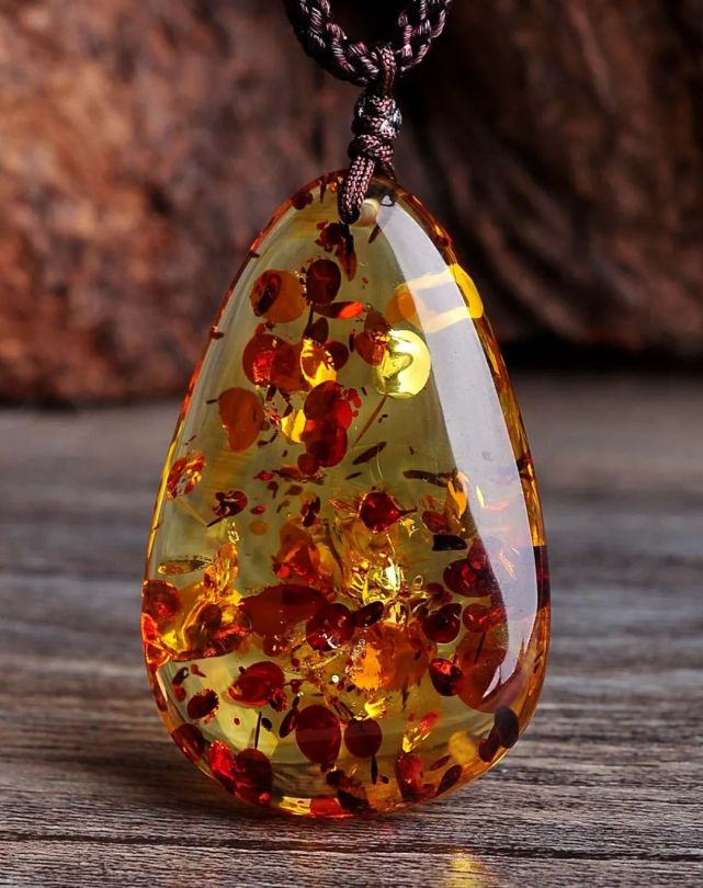 心理学:四个琥珀,选一个最美的,测你最近是否会交好运