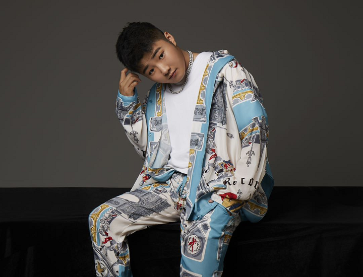 白小白活动现场签约歌手王蓉张开凤和白小白演戏