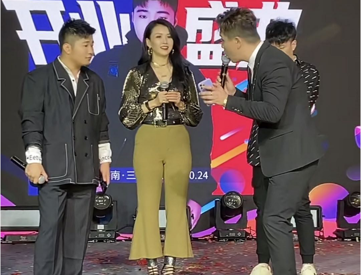 白小白活动现场签约歌手王蓉张开凤和白小白演戏