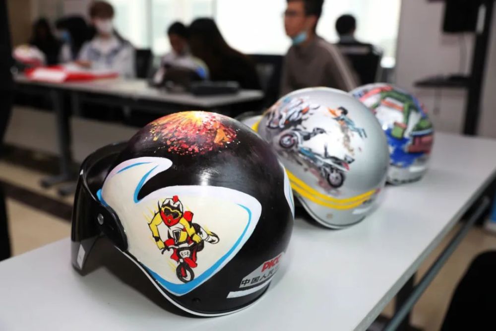 画在头盔上的安全色彩