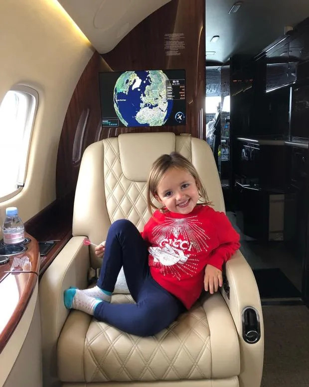 50多个管家厨师司机保镖,英国小名媛的生活,假名媛根本装不了