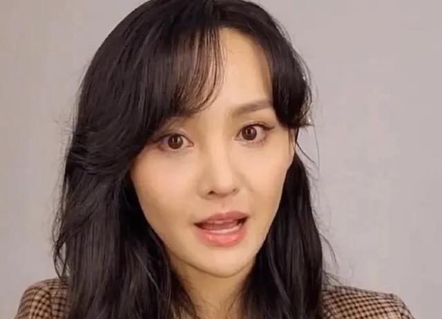 郑爽|郑爽开直播跟网友互动，大家都说她突然老了很多，像化了老年妆