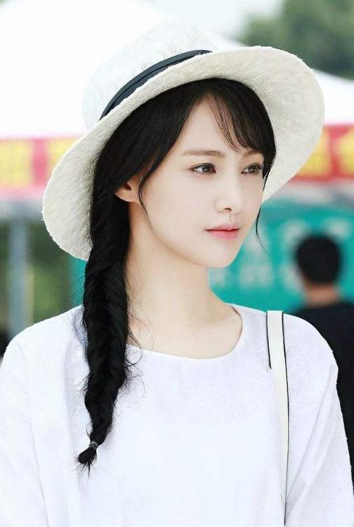 郑爽|郑爽开直播跟网友互动，大家都说她突然老了很多，像化了老年妆