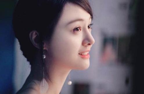 郑爽|郑爽开直播跟网友互动，大家都说她突然老了很多，像化了老年妆