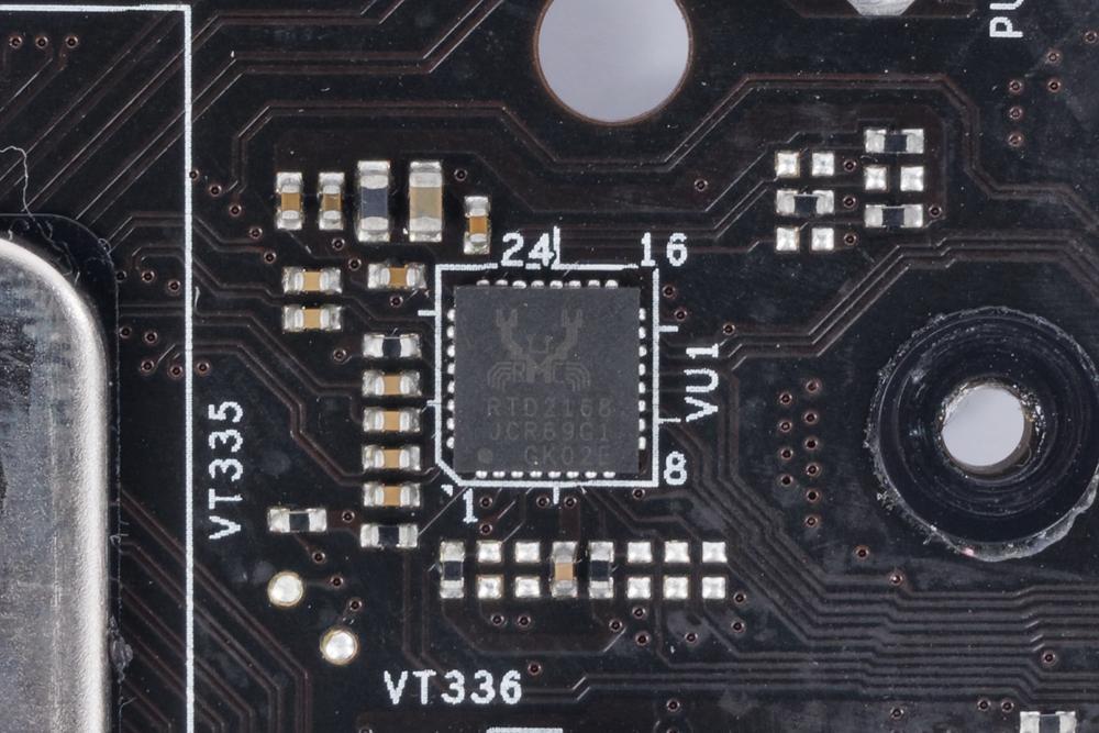 intel h470 芯片组位于背面,受限于体积因此并没有额外的散热片,或许