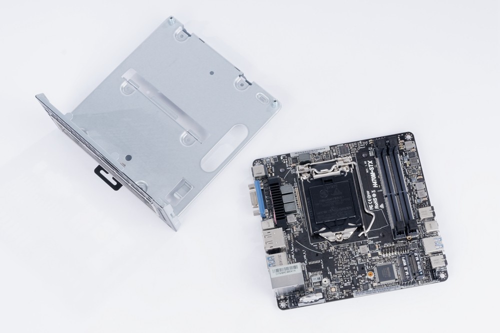 将后方四颗螺丝卸下往后抽出即可拆开 deskmini 本体