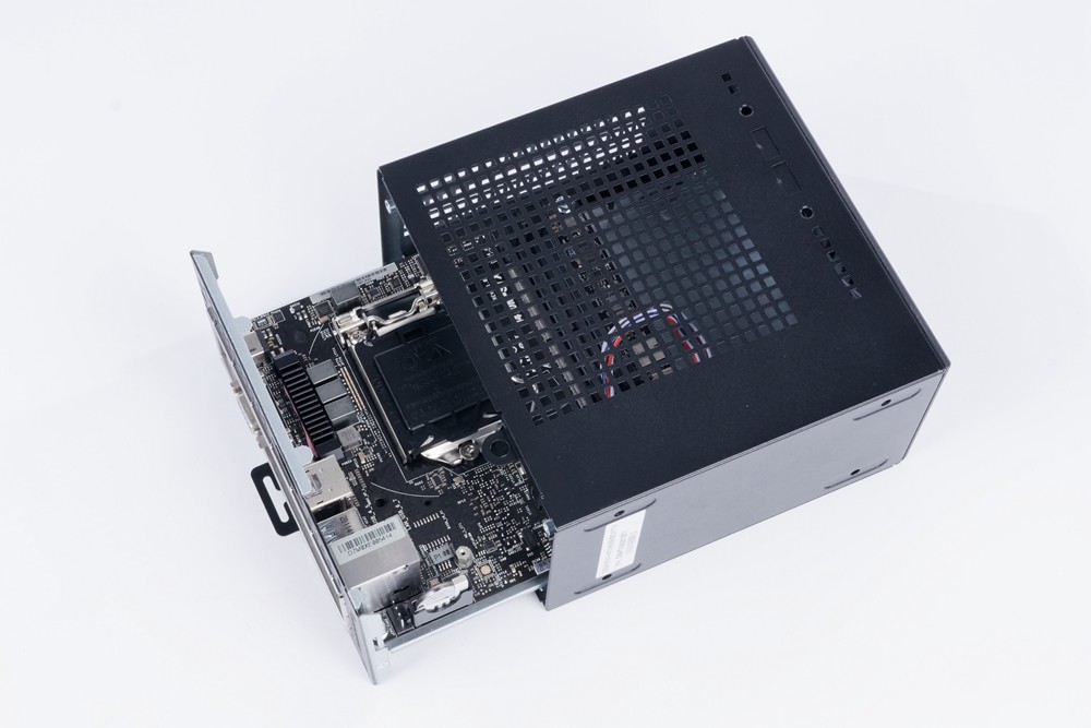 将后方四颗螺丝卸下往后抽出即可拆开 deskmini 本体