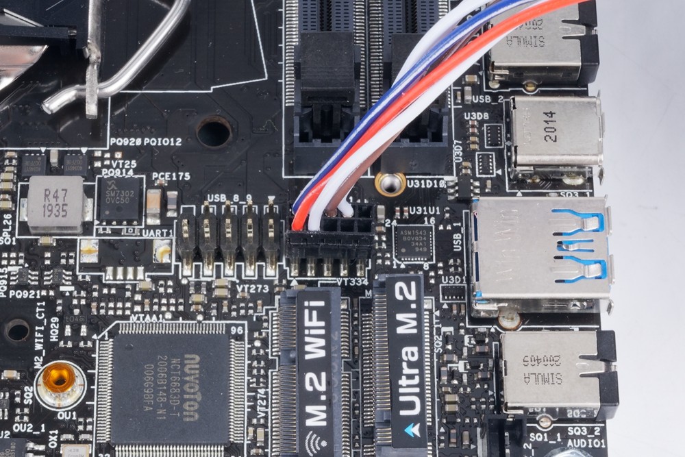 将后方四颗螺丝卸下往后抽出即可拆开 deskmini 本体