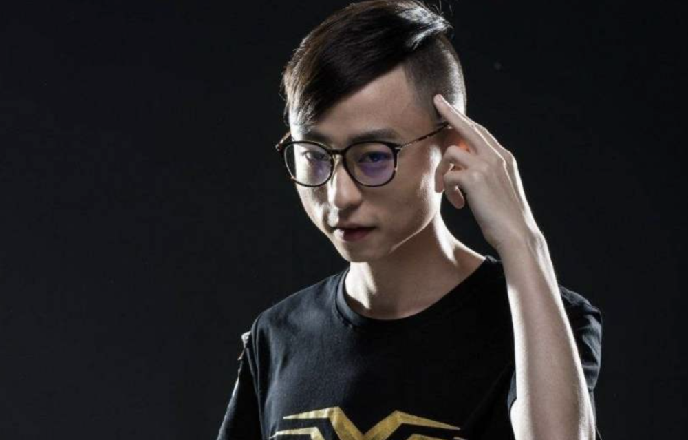 鉴于这件事发酵得越来越严重,刚刚主播水晶哥也是在