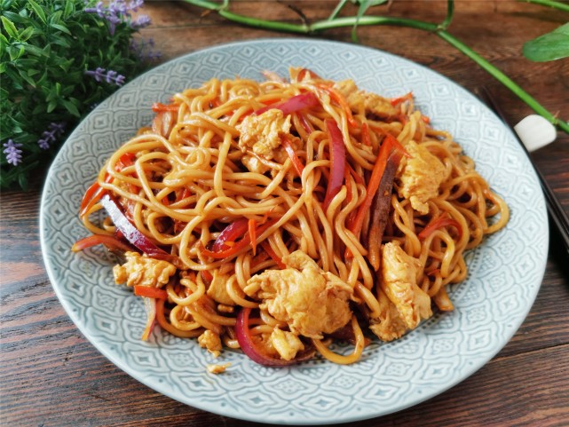 鸡蛋炒面小技巧,这几步做对了,面条劲道,不粘锅,根根分明清爽