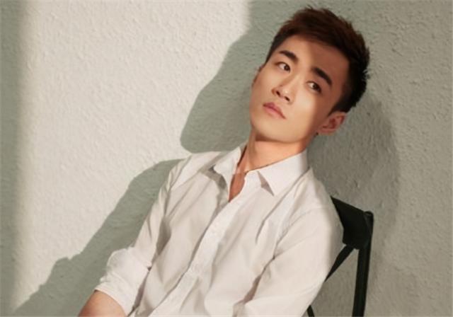 他就是同为虎牙主播的770七仔,拥有38万粉丝的他虽然远不及不求人