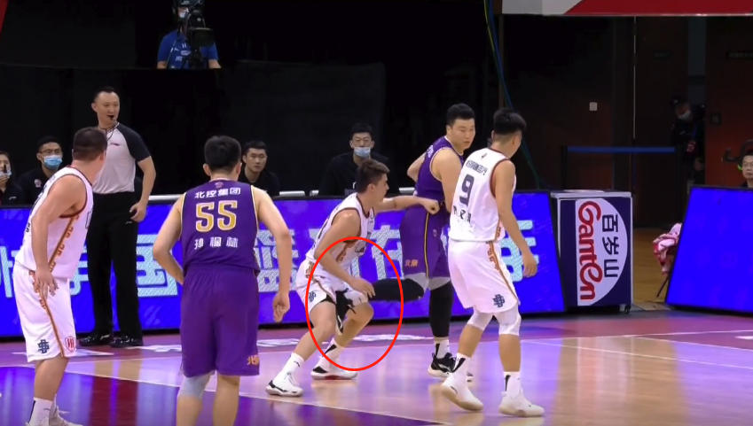 简单来说就是李根有一个十分不应该的动作,直接踹到了李盛东的裆部