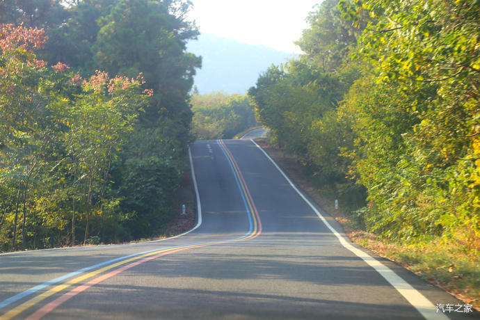 环湖北路上下起伏,蜿蜒曲折,风景十分优美,在这样的山间公路自驾实在