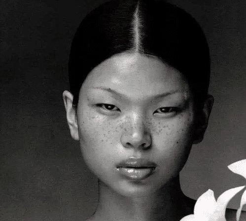 37岁世界级"丑模",成功嫁入法国豪门,混血儿子帅气可爱颜值高