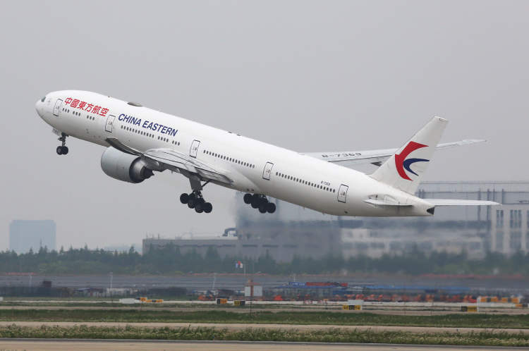 拖全球下水美国本土新冠确诊近千万大批航班满载乘客飞往各地