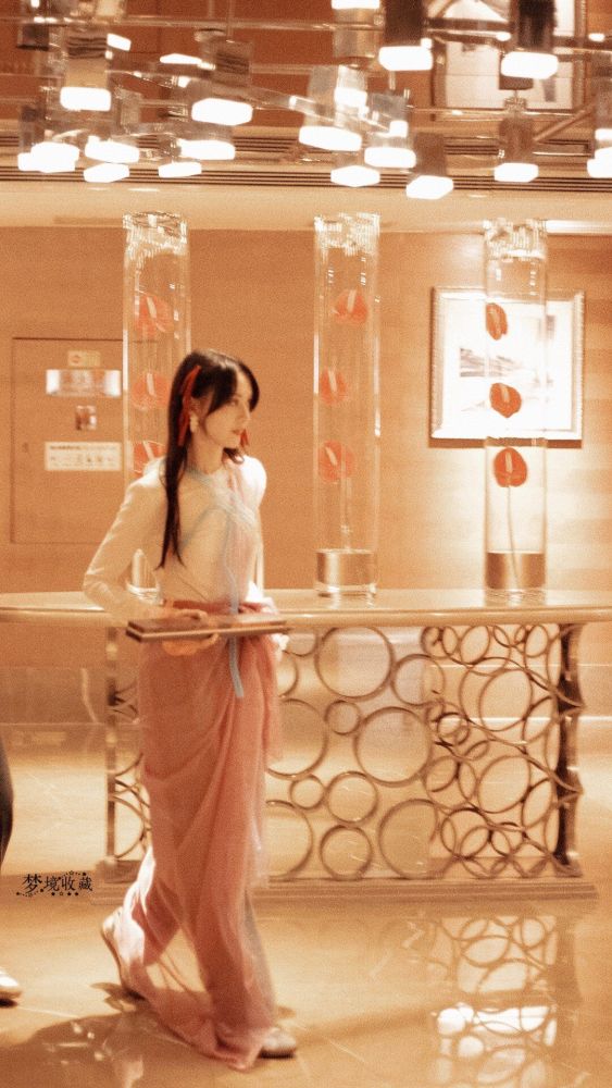 郑爽|郑爽自拍显老憔悴？首现身直播被偷拍长这样 网友：美回楚雨荨