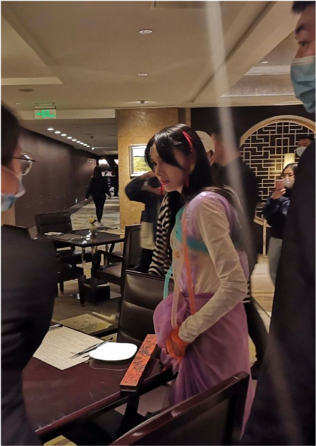 郑爽|郑爽自拍显老憔悴？首现身直播被偷拍长这样 网友：美回楚雨荨