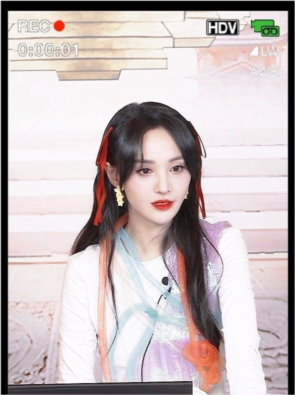 郑爽|郑爽自拍显老憔悴？首现身直播被偷拍长这样 网友：美回楚雨荨