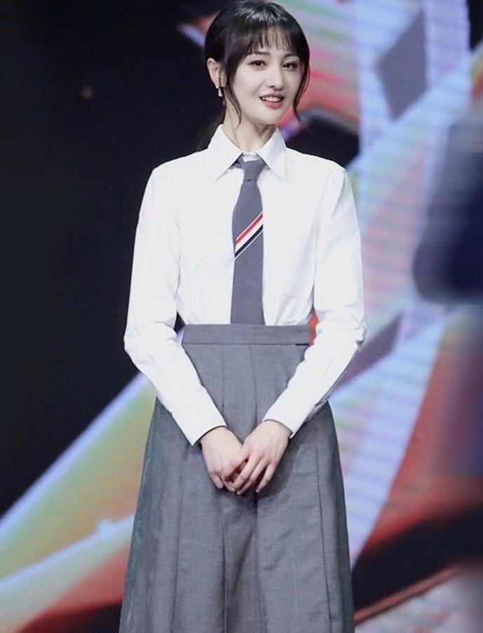 郑爽|郑爽自拍显老憔悴？首现身直播被偷拍长这样 网友：美回楚雨荨