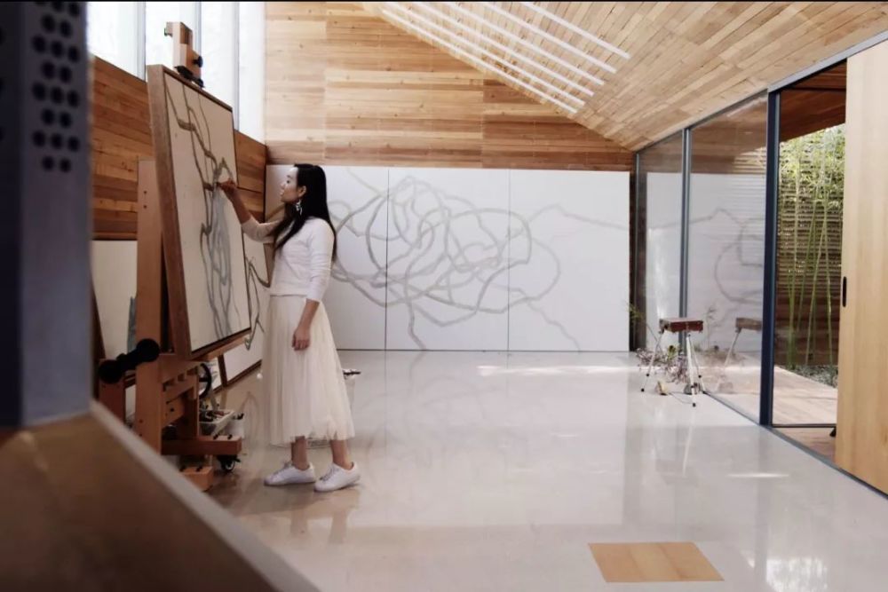 妻子的工作室在顶层,上面的天窗高而长.