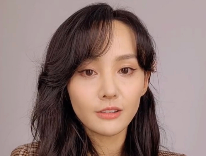 郑爽|郑爽自拍显老憔悴？首现身直播被偷拍长这样 网友：美回楚雨荨