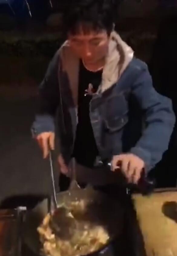 王思聪|王思聪街边做蛋炒饭！所有人可以免费吃，不用花钱