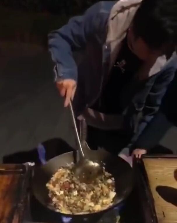 王思聪|王思聪街边做蛋炒饭！所有人可以免费吃，不用花钱