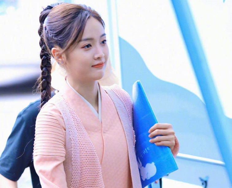 肖战|肖战《斗罗大陆》预告来袭，话题登海外热搜榜，热度直超《有翡》