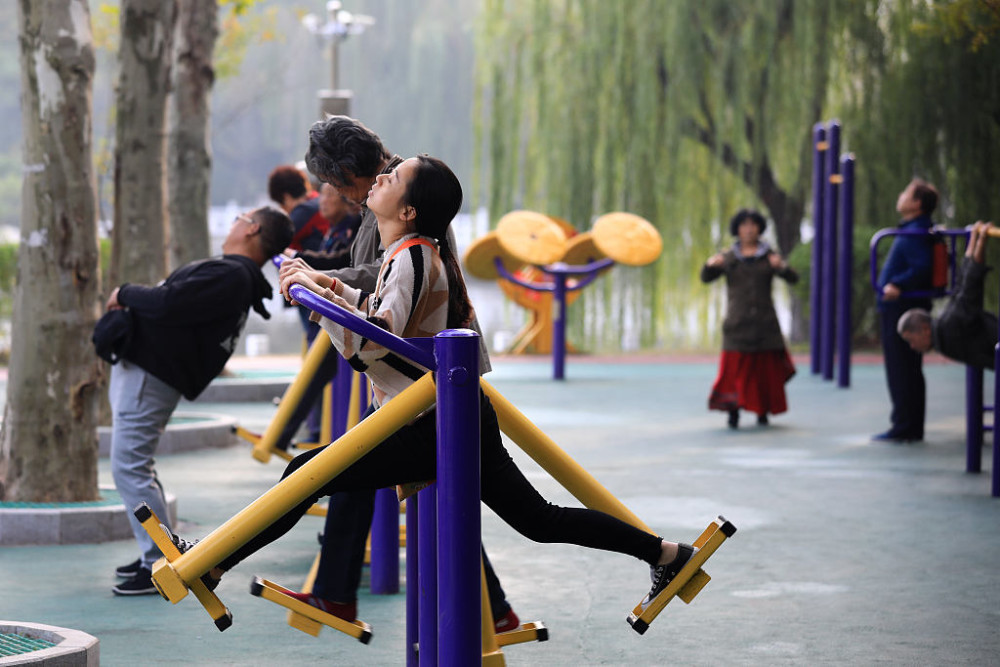 江苏淮安市民在公园里健身休闲