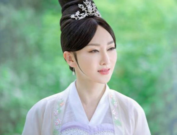 她三次上春晚大火 遭金星揭穿老底身败名裂 如今嫁豪门风光不再 金星 萨顶顶 春晚 豪门