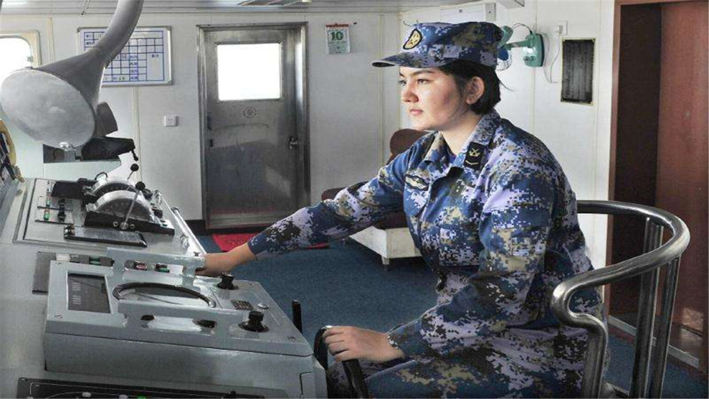 开辽宁舰的"司机"是个小姐姐?年仅24岁,拥有高超驾驶技术_腾讯新闻