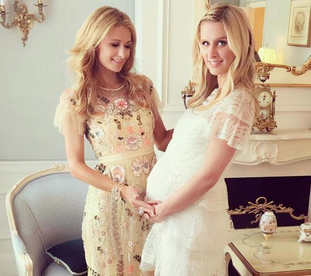 希尔顿名媛姐妹出街!帕丽斯反穿链条卫衣,扎双马尾比妹妹还显嫩