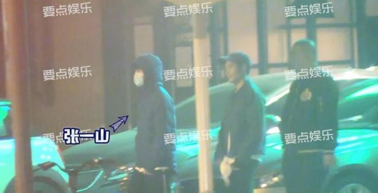 张一山|两月换三个女友？张一山分手后新恋情曝光，与神秘美女十指紧扣