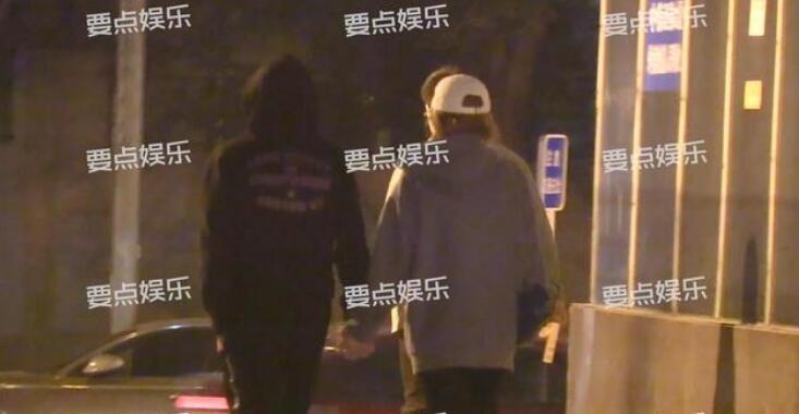 张一山|两月换三个女友？张一山分手后新恋情曝光，与神秘美女十指紧扣