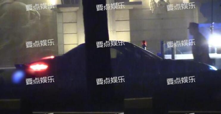 张一山|两月换三个女友？张一山分手后新恋情曝光，与神秘美女十指紧扣