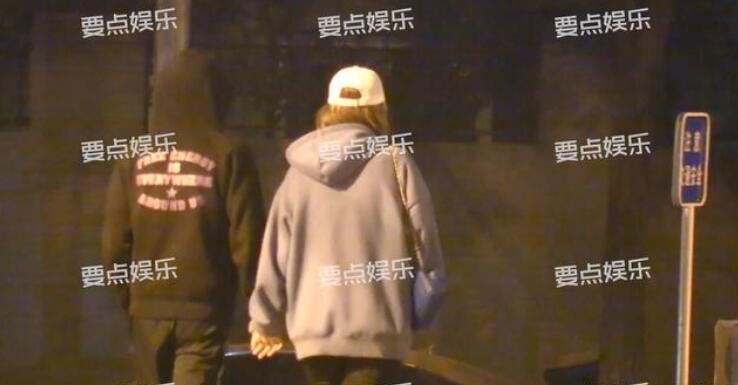 张一山|两月换三个女友？张一山分手后新恋情曝光，与神秘美女十指紧扣