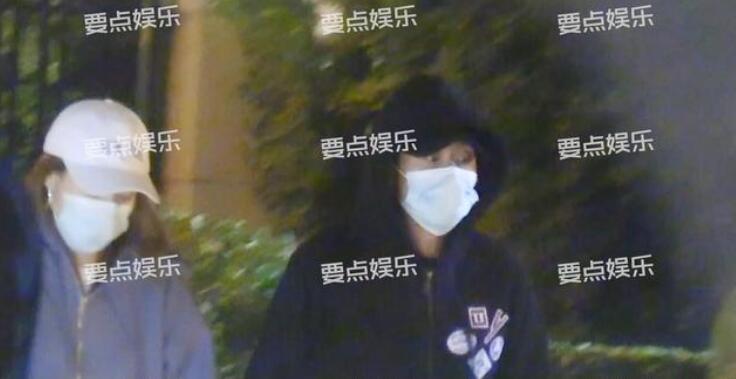 张一山|两月换三个女友？张一山分手后新恋情曝光，与神秘美女十指紧扣