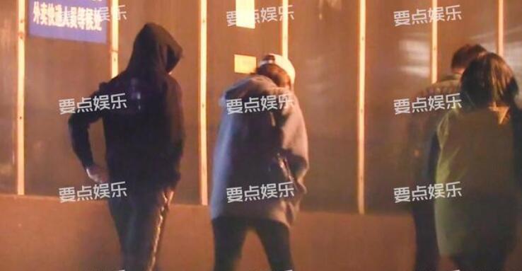 张一山|两月换三个女友？张一山分手后新恋情曝光，与神秘美女十指紧扣