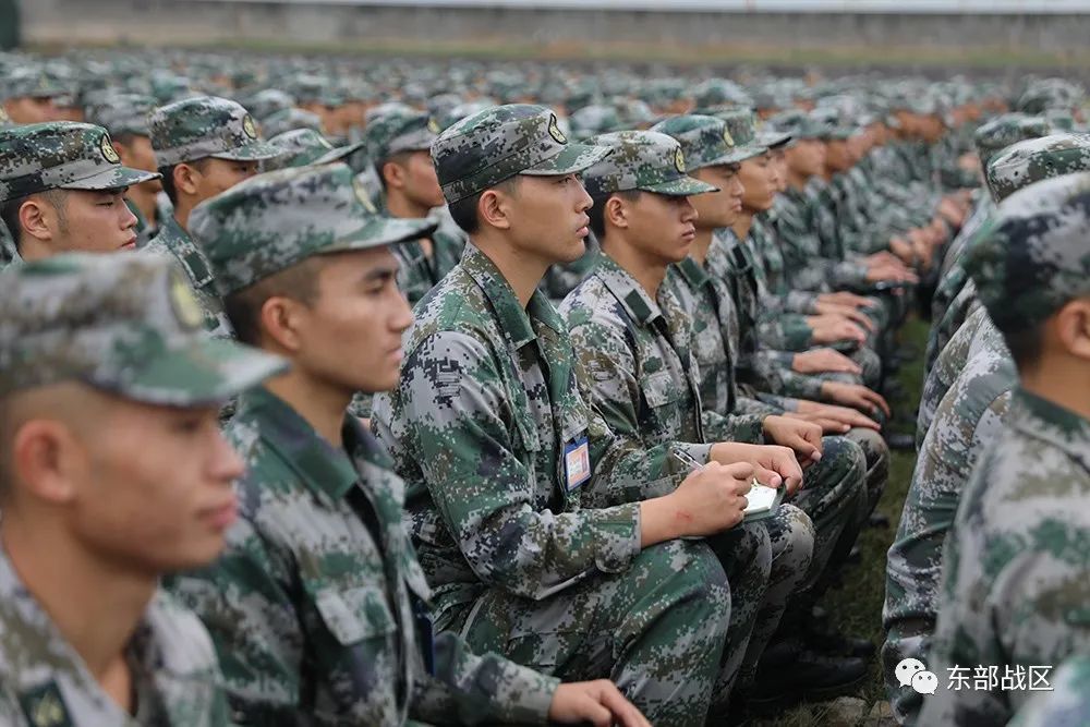 为全团官兵进行了一堂生动的辅导授课法律条款与社会生活的关系生动